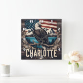 Bald Eagle met uitzicht op Charlotte met bergen Vierkante Klok (Huis)