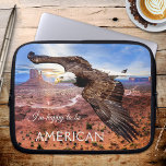 Bald Eagle Monument Valley-hoes voor laptop Laptop Sleeve<br><div class="desc">Laptophoes met een afbeelding van een kale adelaar die bij zonsopgang boven de Monument-vallei vliegt,  met uw eigen teksten (optioneel).</div>