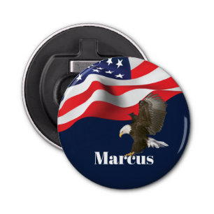 Bald Eagle over Amerikaanse vlag Button Flesopener