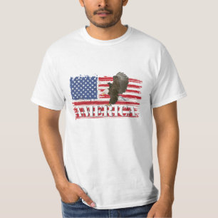 Bald Eagle over Amerikaanse vlag T-shirt