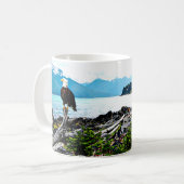 Bald Eagle over de kust van Alaska Koffiemok (Voorkant links)