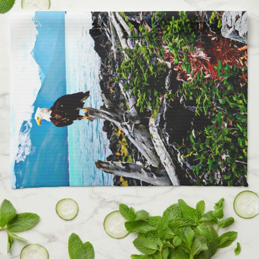 Bald Eagle over de kust van Alaska Theedoek (Gevouwen)