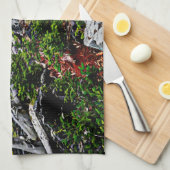 Bald Eagle over de kust van Alaska Theedoek (Quarter Fold)