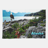 Bald Eagle over de kust van Alaska Theedoek (Horizontaal)