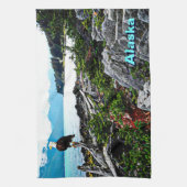 Bald Eagle over de kust van Alaska Theedoek (Verticaal)