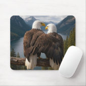 Bald Eagle Protecting His Mate Muismat (Met muis)