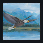 Bald Eagle Soaring Vierkante Klok<br><div class="desc">Artist van de adelaar in de Oostzee: Tim OToole</div>