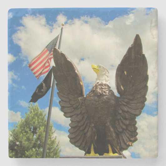 Bald Eagle standbeeld met Amerikaanse vlag en MIA Stenen Onderzetter (Voorkant)