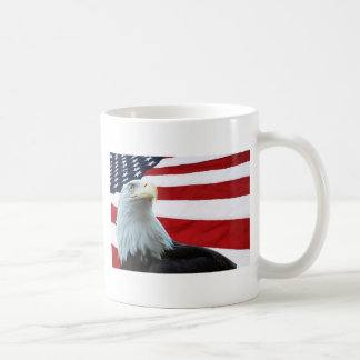 Bald Eagle tegen de Amerikaanse vlag Mok