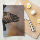 Bald Eagle tijdens de vlucht Theedoek (Quarter Fold)