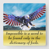 Bald Eagle vliegt in de lucht met een Amerikaanse  Vierkante Klok (Voorkant)