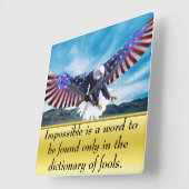 Bald Eagle vliegt in de lucht met een Amerikaanse  Vierkante Klok (Hoek)