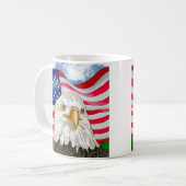 Bald Eagle voor de Amerikaanse vlag Patriottische Koffiemok (Voorkant links)