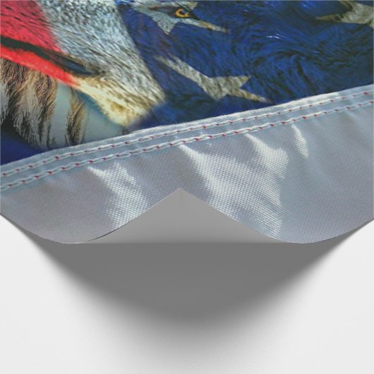 Bald Eagle Wolf American Flag Cadeaupapier (Hoek)