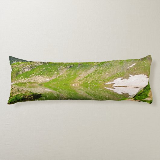 Balea-meer berghelling – Roemeense alpiene print Lichaamskussen (Voorkant)