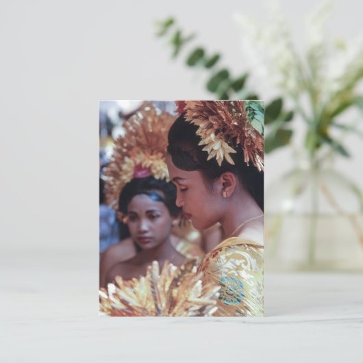 Balinese meid briefkaart (Staand voorkant)
