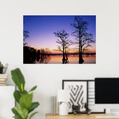 Ballende cyperbomen gedempt bij zonsondergang, poster (Thuiskantoor)