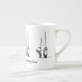 Ballerina Feet in Dance Shoes - Uw slogan op een Porselein Kop (Rechts)
