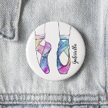 Ballerina gepersonaliseerd ballet ronde button 5,7 cm<br><div class="desc">De klassieke ballerina point shoenen zien er net zo elegant uit in deze kleurrijke waterverf print. Geweldig voor de balletdansers of liefhebbers in je leven! Pas aan met de naam of een dansterm als je wilt.</div>