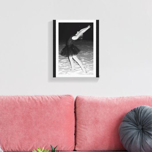 Ballerina in de sneeuw - canvas afdruk (Insitu (Woonkamer))