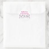 Ballerina in Progress T-shirts en geschenken Ronde Sticker (Tas)