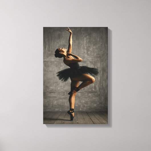 Ballerina in zwarte tutu op rustieke danspodium canvas afdruk (Voorkant)