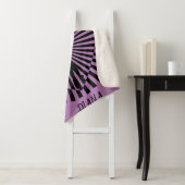 Ballerina op een zwarte en witte abstracte deken. sherpa deken (In situ)