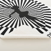 Ballerina op een zwarte en witte abstracte deken. sherpa deken (3/4)