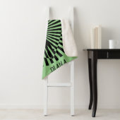 Ballerina op een zwarte en witte abstracte deken. sherpa deken (In situ)