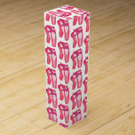 Ballerina Pink Ballet Dance Overweging Totenschoen Wijn<br><div class="desc">Design heeft een originele marker illustratie van een paar roze pointe ballerina teen schoenen. Geweldig voor een verjaardagsfeestje met balletthema of ander evenement. Deze roze ballet dans illustratie is ook beschikbaar op andere producten, waaronder het coördineren van party producten. Zie je niet wat je zoekt? Hulp nodig bij maatwerk? Neem...</div>