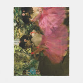 Ballerinas in Roze door Edgar Degas Fleece Deken (Voorkant)
