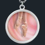 Ballet Dancer in Totenschoenen Zilver Vergulden Ketting<br><div class="desc">Voor de minnaar van ballet,  kenmerkt dit ketting een balletdanser in teen schoenen boven een roze abstracte draaiende achtergrond.</div>