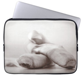 Ballet Pointe Shoes on Dance Floor Sjabloon Laptop Sleeve
