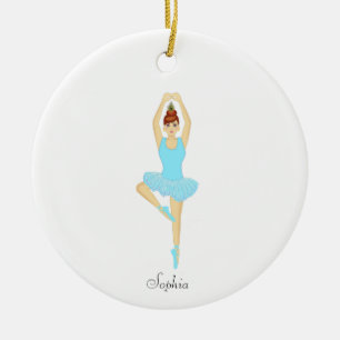 Balletdanser, gekleed in lichtblauw keramisch ornament