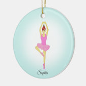 Balletdanser, gekleed in lichtroze keramisch ornament (Links)