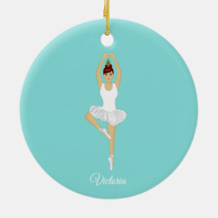 Balletdanser gekleed in wit op turquoise keramisch ornament