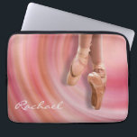 Balletdanser met aangepaste naam laptop sleeve<br><div class="desc">Een balletdanseres op haar tenen in een roze vrouwelijk ontwerp met een abstracte wervelachtergrond. Plaats jouw namen in plaats van de voorbeeldnaam die in de sjabloon van het ontwerp wordt weergegeven. U kunt de naam ook verwijderen als u de voorkeur geeft aan het hoesje zonder. Selecteer gewoon de knop "Aanpassen"...</div>
