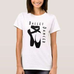 Balletdanser met zwarte balletschoenen en gekleurd t-shirt