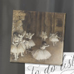 Balletrepetitie op Stage | Edgar Degas Magneet<br><div class="desc">Ballet Rehearsal on Stage (1874) van de Franse impressionist Edgar Degas. Origineel kunstwerk is een olie op doek die ballerinas-repetitie op een theaterpodium afschildert. Gebruik de ontwerphulpmiddelen om douanetekst toe te voegen of het afbeelding te personaliseren.</div>