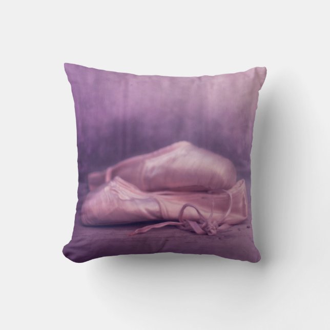 balletschoenen van ballerina in roze kussen (Voorkant)