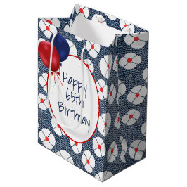 Ballonnen voor 65e verjaardag op bloemmotief denim medium cadeauzakje