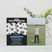 Balls Black Soccer Birthday Invitations met foto Kaart (Staand voorkant)