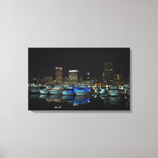 Baltimore skyline en boten 's nachts canvas afdruk