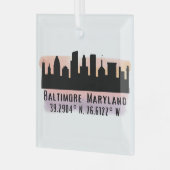 Baltimore Skyline Latitude en Lengtegraad Glas Ornament (Voorkant links)