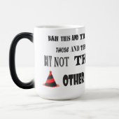 Ban de bonker grappen lacht en klachten bericht magische mok (Links)