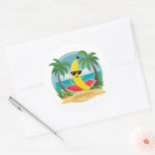 Banaan op de hangmat op het strand ronde sticker (Envelop)