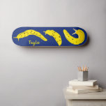 Banana Slugs Yellow en Royal Blue, op maat gesnede Persoonlijk Skateboard<br><div class="desc">Creëer is een gepersonaliseerd cadeau dat perfect is voor iedereen die houdt van kreukelende wezens. Dit skateboard bevat illustraties van banaansluizen in een helder en vrolijk geel plaatje tegen een koninklijke blauwe achtergrond. Er is een plek om een naam toe te voegen in overeenkomend gele letters.</div>