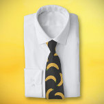 Banana Stropdas<br><div class="desc">Een zwarte stropdas met een bananenpatroon voor liefhebbers van deze gele vrucht. Het kan ook een geweldig cadeau zijn voor een vriend!</div>