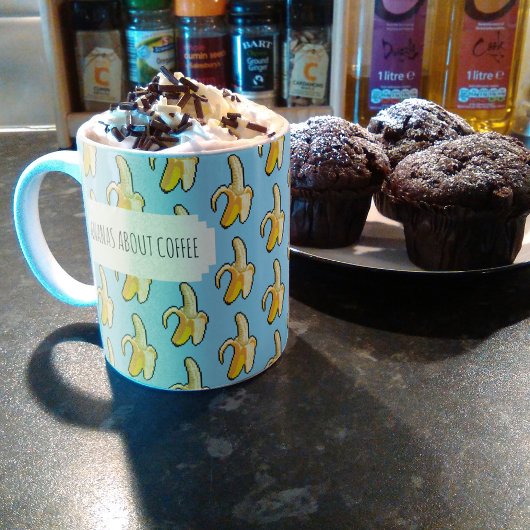 Bananen Over Koffie Lichtblauwe Achtergrond Banane Koffiemok