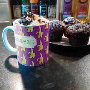 Bananen Over Koffie Paarse Achtergrond Bananen Koffiemok